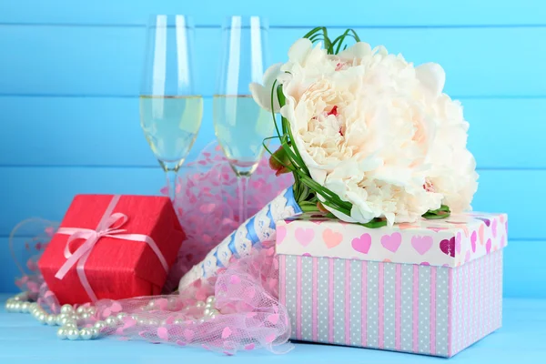 Krásné svatební kytice, dárkové krabice a sklenice na víno na barvu pozadí — Stock fotografie