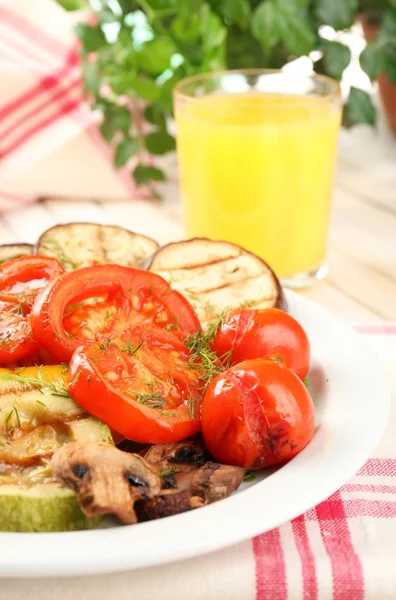 Delicious grilled vegetables on plate on table close-up — Stock Photo, Image