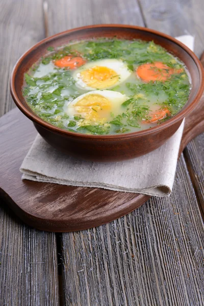 Delicious green soup with sorrel on table close-up — Stock Photo, Image