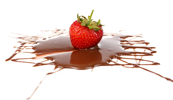 Красная спелая клубника с шоколадом, изолированная на белом — стоковое фото