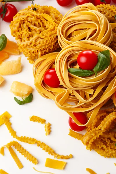 Pastas y tomates caseros crudos, aislados sobre blanco — Foto de Stock