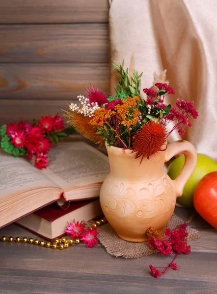 Hermoso ramo de flores brillantes en jarra en la mesa sobre fondo gris —  Fotos de Stock