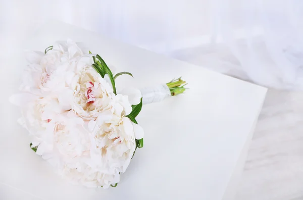 Vackra bröllop bukett på bordet på ljus bakgrund — Stockfoto