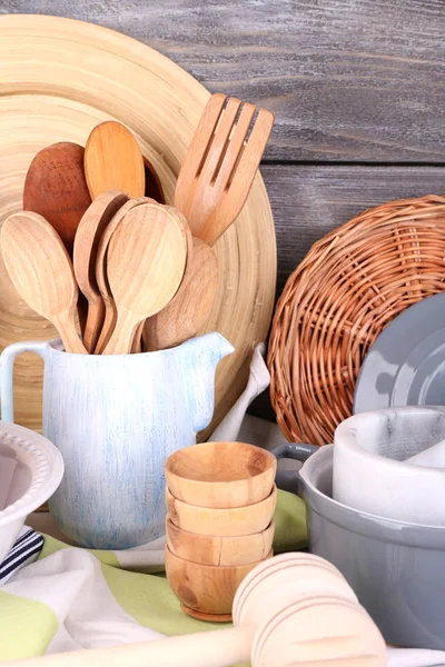 Samenstelling van houten bestek, pan, kom en snijplank op houten achtergrond — Stockfoto