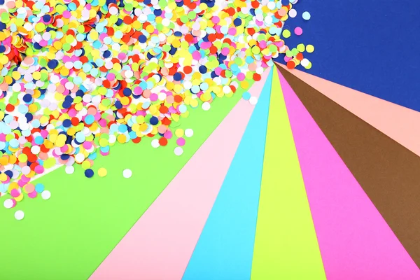 Confetti sur fond coloré — Stockfoto