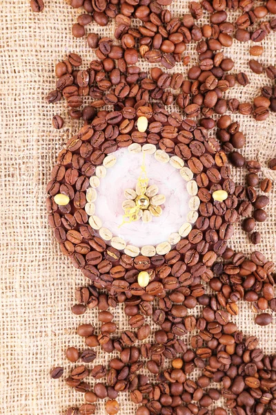 Relógio bonito de grãos de café, no fundo da serapilheira — Fotografia de Stock