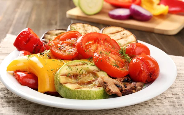 Läckra grillade grönsaker på tallriken på bordet närbild — Stockfoto