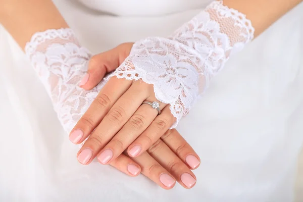 Gants de mariage sur les mains de la mariée, gros plan — Photo