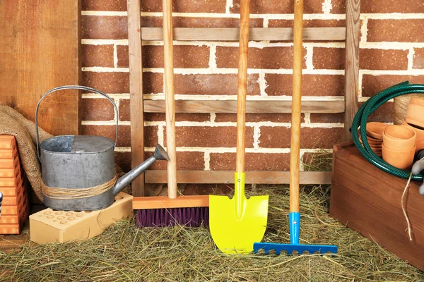 Herramientas de jardinero sobre fondo de ladrillos —  Fotos de Stock