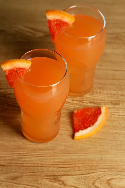 Grapefruit cocktail in bril op houten achtergrond — Stockfoto