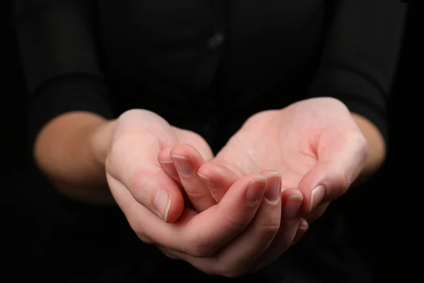 Ανθρώπινα χέρια σε μαύρο φόντο — Φωτογραφία Αρχείου