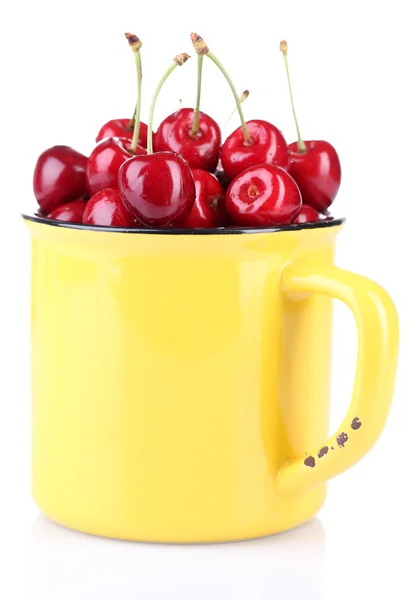 Cerezas dulces en taza aislada en blanco — Foto de Stock