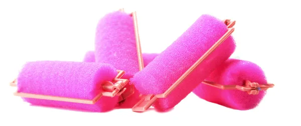 Enroladores de cabelo rosa isolados em branco — Fotografia de Stock