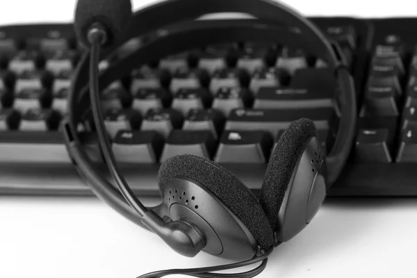 Headphone and keyboard, close-up, isolated on white — Stock Photo, Image