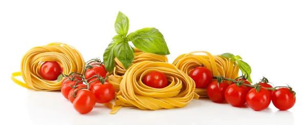 Pasta e pomodori crudi fatti in casa, isolati su bianco — Foto Stock