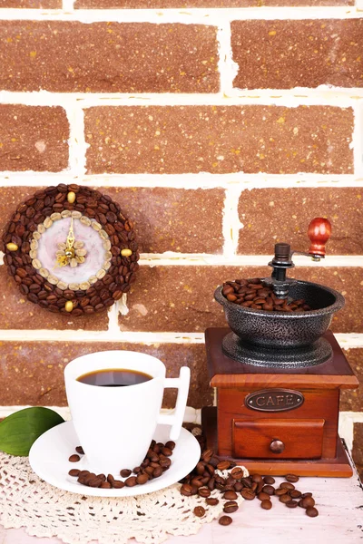 Natura morta tazza di caffè e orologio, su sfondo muro di mattoni — Foto Stock