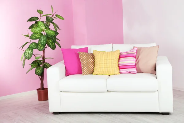 Weißes Sofa im Zimmer auf rosa Wandhintergrund — Stockfoto