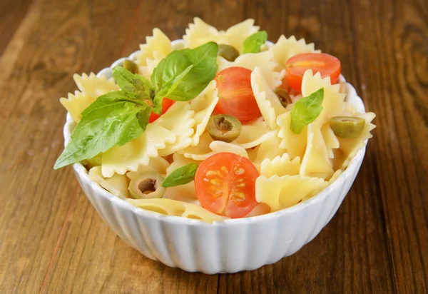 Deliciosa pasta con tomates en el plato en primer plano de la mesa —  Fotos de Stock