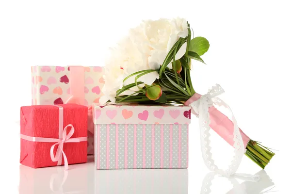 美丽的婚礼花束和礼品盒上白色孤立 — 图库照片
