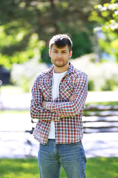 Gelukkig student in park — Stockfoto