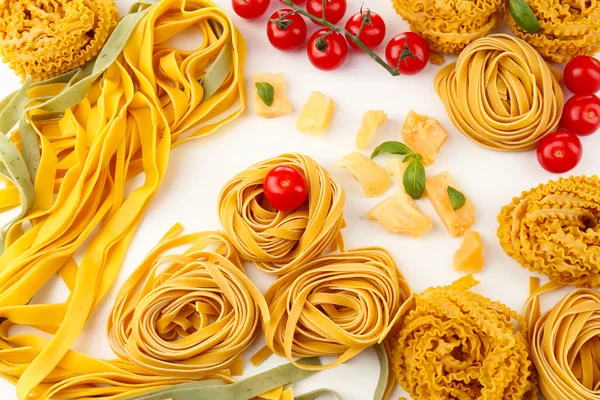 Ruwe huisgemaakte pasta en tomaten, close-up — Stockfoto