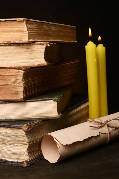 Kahverengi zemin üzerine masada eski kitaplar — Stok fotoğraf