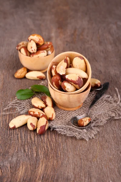 Sabrosas nueces brasileñas sobre fondo de madera — Foto de Stock