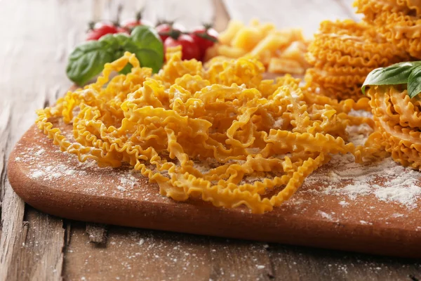 Stilleben med rå hemgjord pasta och ingredienser för pasta — Stockfoto