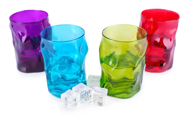 Цветные стаканы и кубики льда, изолированные на белом — стоковое фото