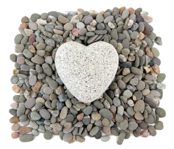 Coeur sur petites pierres de mer, isolé sur blanc — Photo