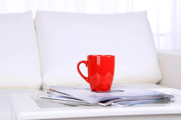 Magazines et tasse sur la table basse dans la chambre — Photo