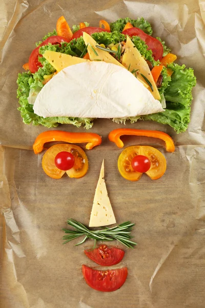 素食主义者裹满了奶酪和新鲜的蔬菜，在桌子上 — 图库照片