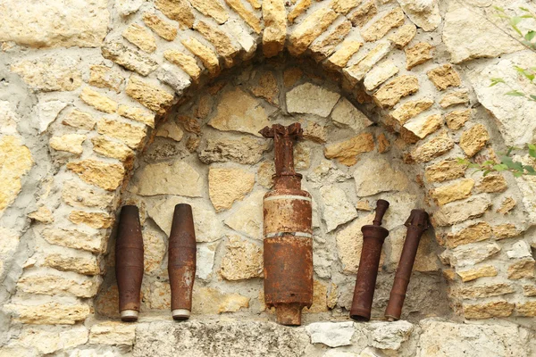 Декор на старой каменной стене — стоковое фото