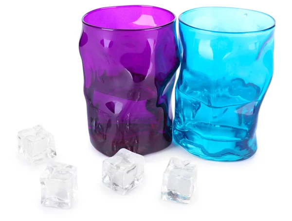 Bicchieri colorati e cubetti di ghiaccio isolati su bianco — Foto Stock