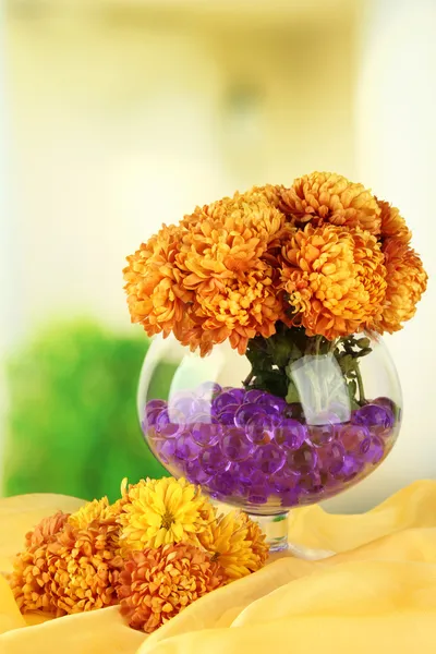 美丽的鲜花在水凝胶在明亮的背景上桌上的花瓶 — 图库照片