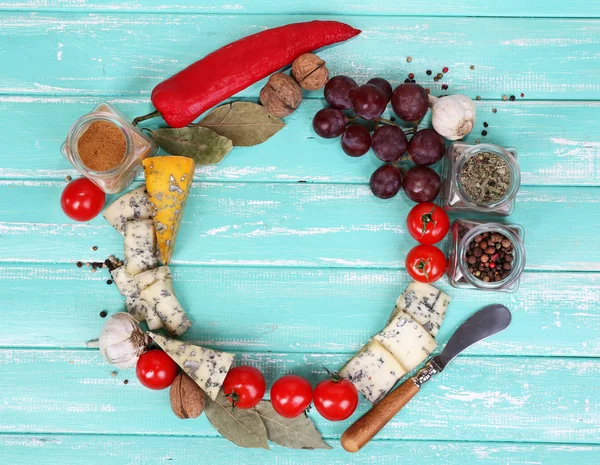 Diferentes tipos de queso con verduras y especias en primer plano de la mesa — Foto de Stock