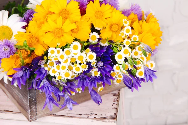 Hermosas flores en caja sobre fondo claro —  Fotos de Stock