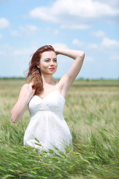 Hermosa joven en el campo — Foto de Stock