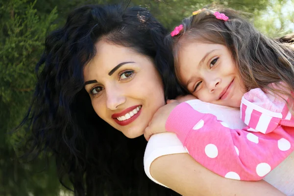 Happy mom and daughter. Walk in the green park — Stock Photo, Image