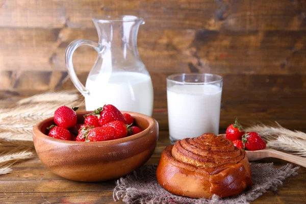 在木碗和色木背景上的牛奶壶甜草莓成熟 — 图库照片