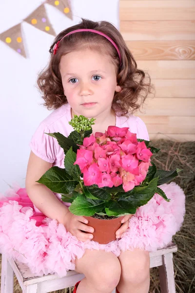 Schöne Kleine Mädchen Kleinen Rock Mit Blumen Auf Landhausstil Hintergrund — Stockfoto