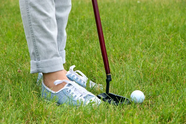 Vrouwelijke golfspeler op golfbaan — Stockfoto