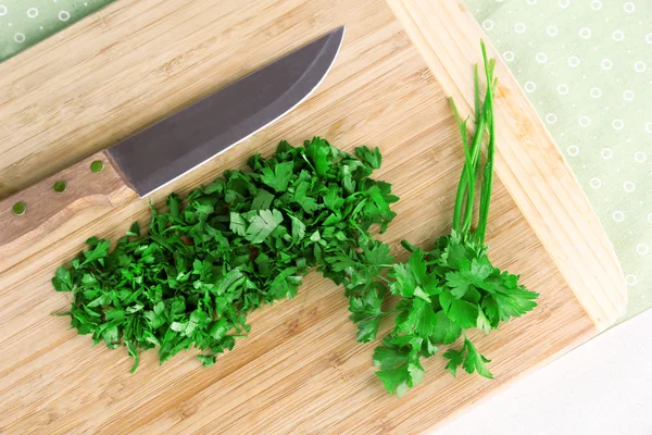 Verdure tritate con coltello sul tagliere — Foto Stock
