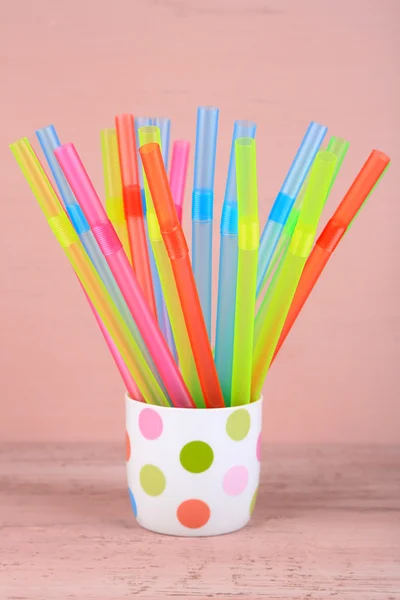 Straws in cup on pink background — Stock Photo, Image