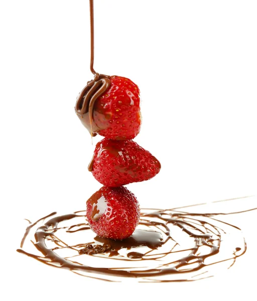 Vörös érett eper, csokoládé, elszigetelt fehér — Stock Fotó