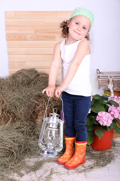 Bella Piccola Ragazza Che Tiene Lampada Cherosene Sfondo Stile Country — Foto Stock