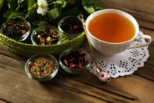 Tazza di gustoso tè verde sul tavolo — Foto Stock