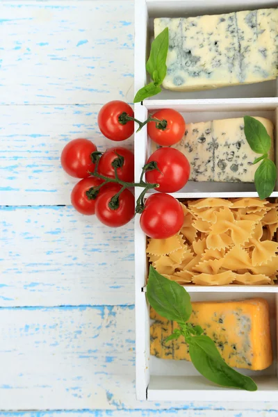 Italiaanse producten in houten kist close-up — Stockfoto