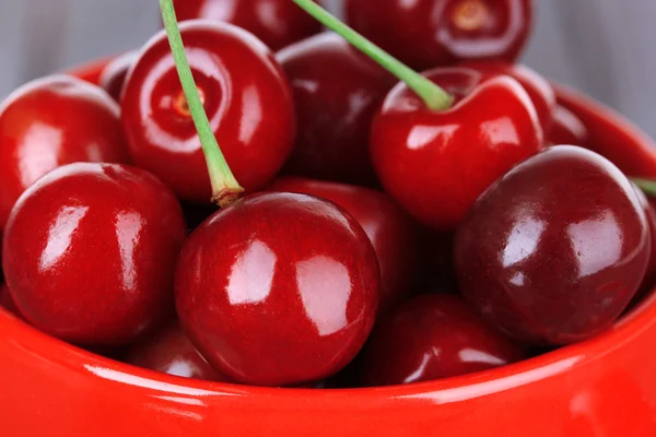 Sweet cherries in mug close up — Stock Photo, Image
