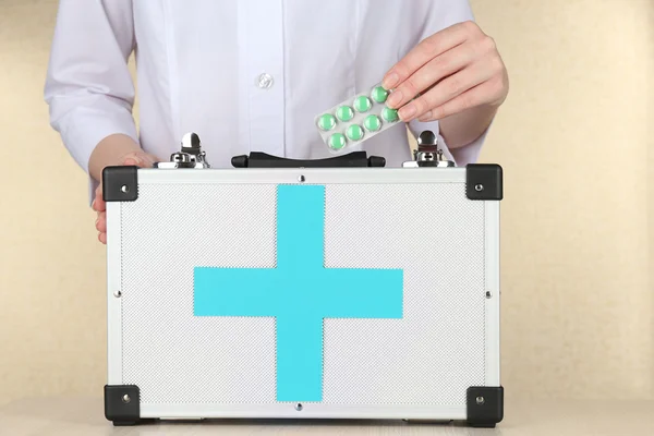 Nurse holding first aid kit, close up — Stock Photo, Image